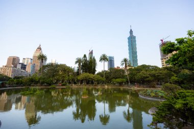 Taipei, Tayvan - 14 Eylül 2023: Taipei şehir merkezi göl manzaralı