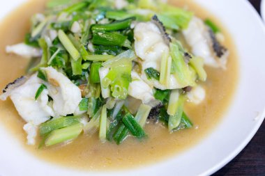 Sebze çorbası ve balık dilimi.