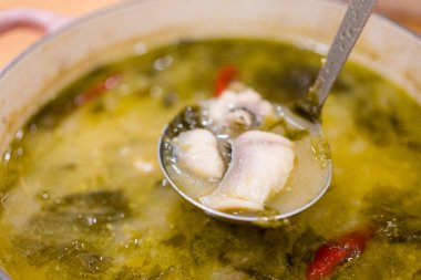 Salamura lahana ve biberli haşlanmış balık.