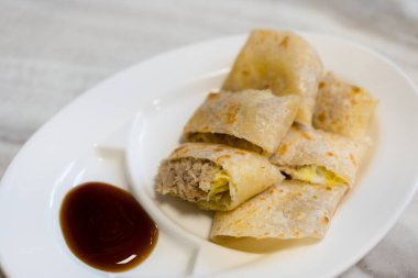 Tayvan yerel gıda mağazasında ton balıklı Çin omleti.