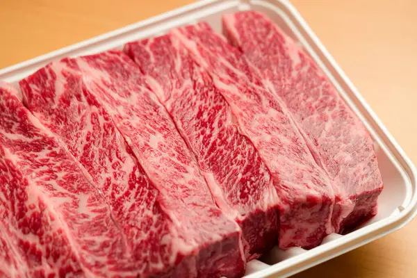 Hovězí Steak Bílé Plastové Nádobě — Stock fotografie
