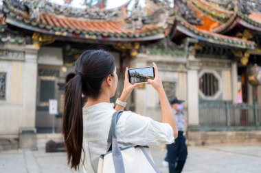 Gezgin kadın Taipei 'deki Longshan Tapınağını ziyaret ediyor.