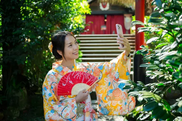 Asian Woman Wear Japanese Kimono Use Cellphone Take Selfie — Stock Photo, Image