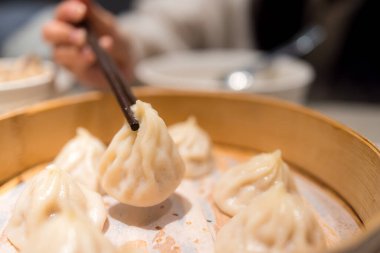 Restoranda Çin usulü çorba ekmeği.