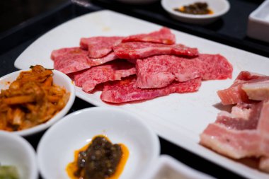 Yakiniku restoranında taze çiğ et dilimi.