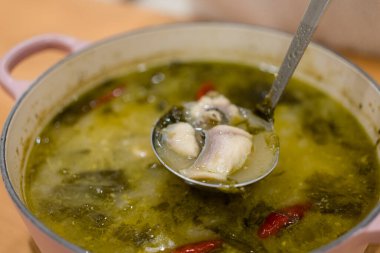 Salamura lahana ve biberli haşlanmış balık.