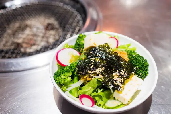 Yakiniku restoranında yosunlu yeşil salata. 