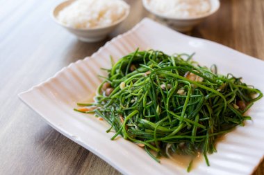 Kızarmış beyaz su tanelerini karıştır Cordia ikilemiyle