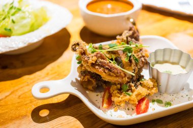 Restoranda kızarmış kalamar tabağı.