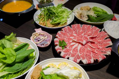 Lokantada taze sığır eti ve sebzeli nefis güveç.