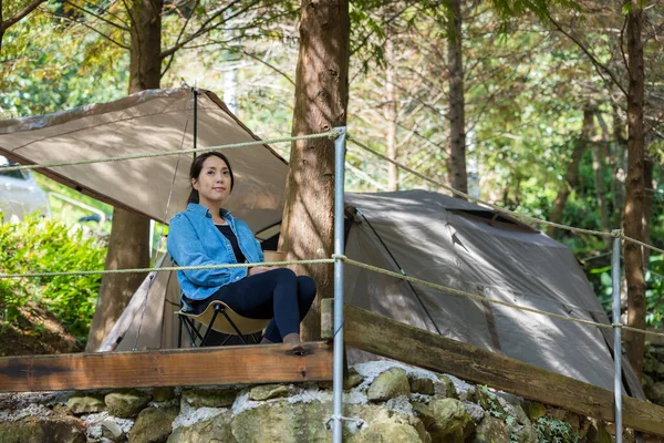 Donna All Aperto Sedersi Accanto Alla Tenda Campeggio Nel Sito — Foto Stock