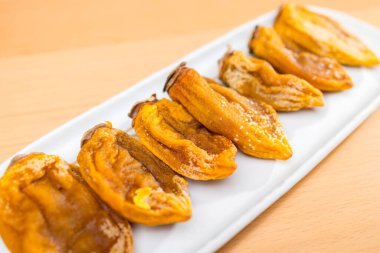 Tabakta kurumuş hurma.