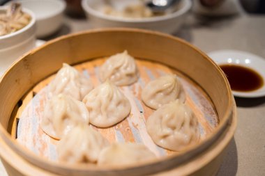 Restoranda Çin usulü çorba ekmeği.