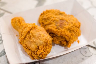 Kızarmış tavuk parçaları.