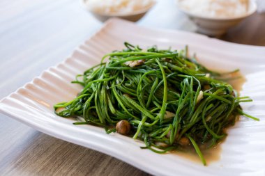 Kızarmış beyaz su tanelerini karıştır Cordia ikilemiyle