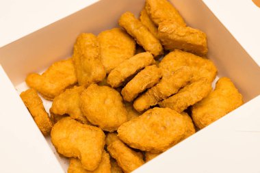 Karton kutuda altın sarısı kızarmış tavuk külçesi