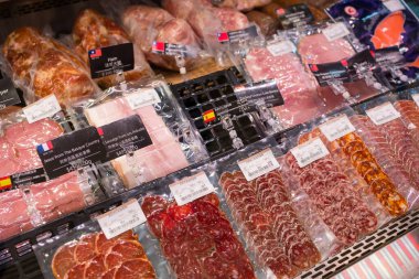 Tayvan - 12 Kasım 2023: Süpermarkette çeşitli et ürünleri jambon ve salam