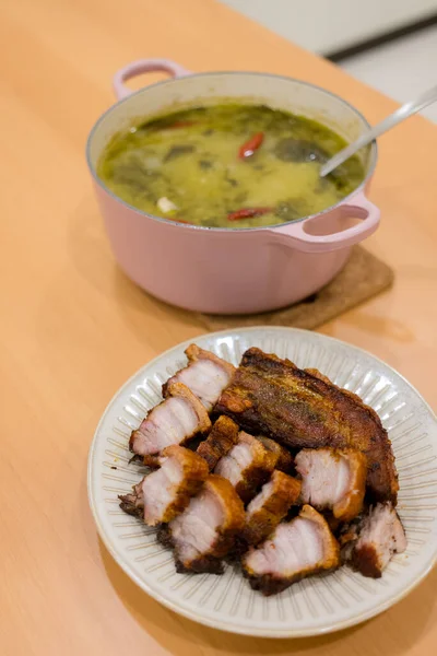 Hausgemachter Grill Knuspriger Schweinebauch Mit Gekochtem Fisch Mit Eingelegtem Kraut — Stockfoto