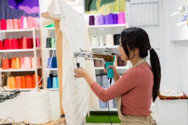 Stüdyoda halıdan yapılmış bir kadın.