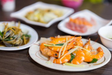 Beyaz tabakta pişmiş karides.