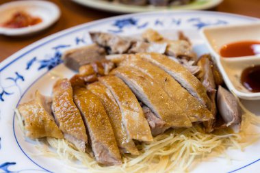 Soya sosu dilimi restoranda kaz etini pişirir.