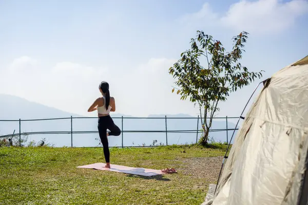 Frau Macht Yoga Übung Auf Zeltplatz Mit Zeltlager — Stockfoto