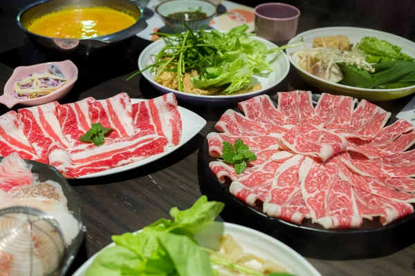 Köstlicher Hotpot Mit Frischem Rindfleisch Und Gemüse Restaurant — Stockfoto