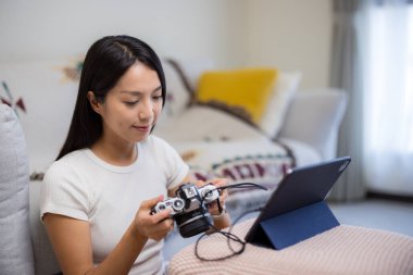 Kadın dijital bilgisayarı evdeki dijital kameraya bağlıyor
