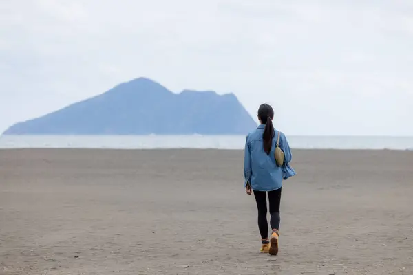 stock image Woman walk along the sand beach in Yilan of Taiwan