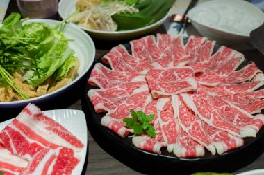 Lokantada taze sığır eti ve sebzeli nefis güveç.