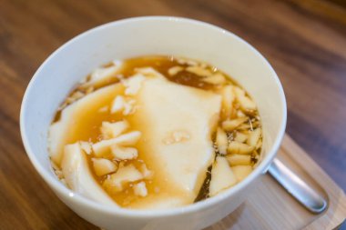 Tofu pudingi ve siyah şeker çorbası.