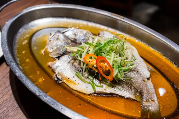 グリーンオニオンと醤油で蒸した魚 — ストック写真