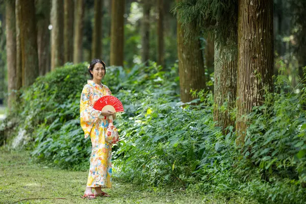 Woman Wear Kimono Forest — Stock Photo, Image