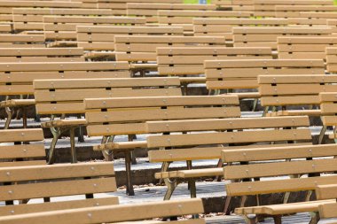 Stadyumdaki koltuklar açık havada