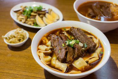 Baharatlı kırmızı çorbalı şehriye. 