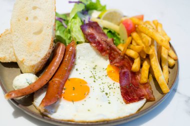 Bütün gün patates kızartması ve pastırmalı kahvaltı.