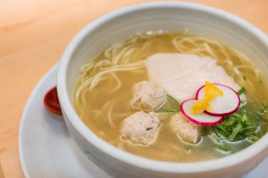 Restoranda Japon tavuk çorbası. 