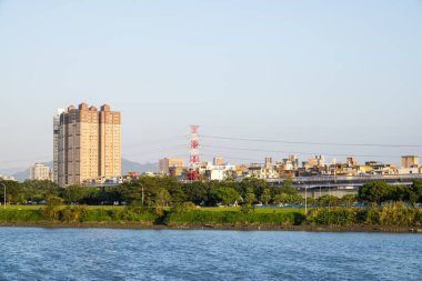 Taipei, Tayvan - 07 Aralık 2023: Akşam vakti nehir manzaralı Taipei şehri