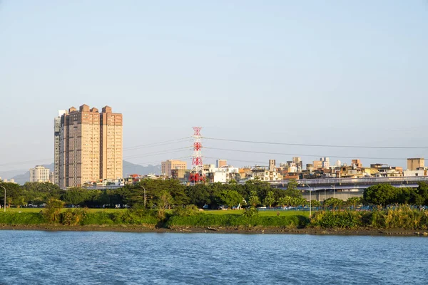 Taipei, Tayvan - 07 Aralık 2023: Akşam vakti nehir manzaralı Taipei şehri