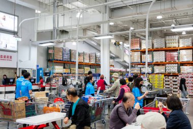 Tayvan - 08 Aralık 2023: Tayvan 'daki Costco mağazasının içi
