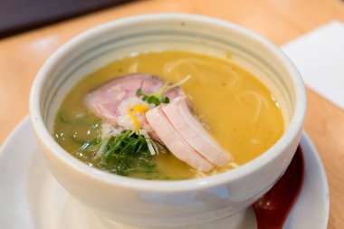 Restoranda Japon tavuk çorbası. 