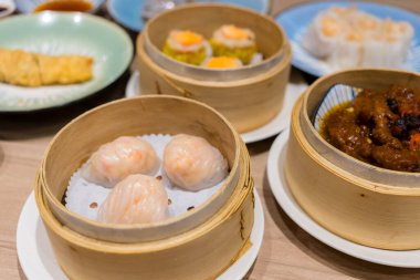 Lokantada farklı Çin yemekleri.