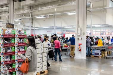 Tayvan - 08 Aralık 2023: Tayvan 'daki Costco mağazasının içi