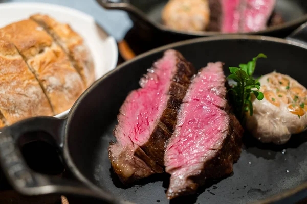 Dökme demirde dilimlenmiş sulu biftek.