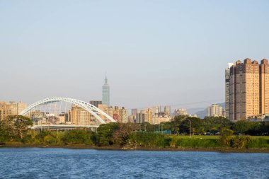 Taipei, Tayvan - 07 Aralık 2023: Akşam vakti nehir manzaralı Taipei şehri