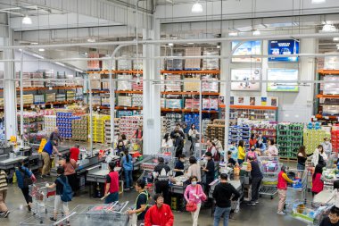 Tayvan - 08 Aralık 2023: Tayvan 'daki Costco mağazasının içi