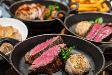 Dökme demirde dilimlenmiş sulu biftek.