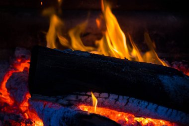 Ateşin üzerinde parlayan kömür