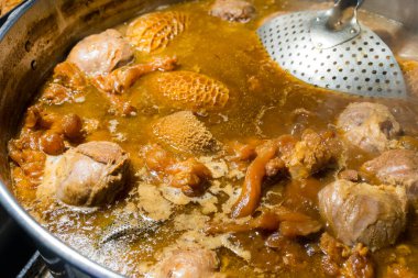 Soya sosu sokak pazarında haşlanmış et.