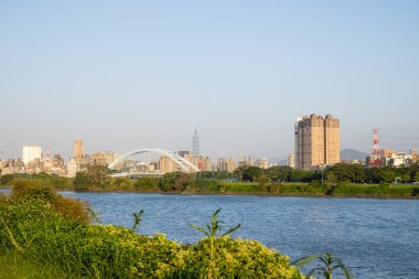 Taipei, Tayvan - 07 Aralık 2023: Akşam vakti nehir manzaralı Taipei şehri